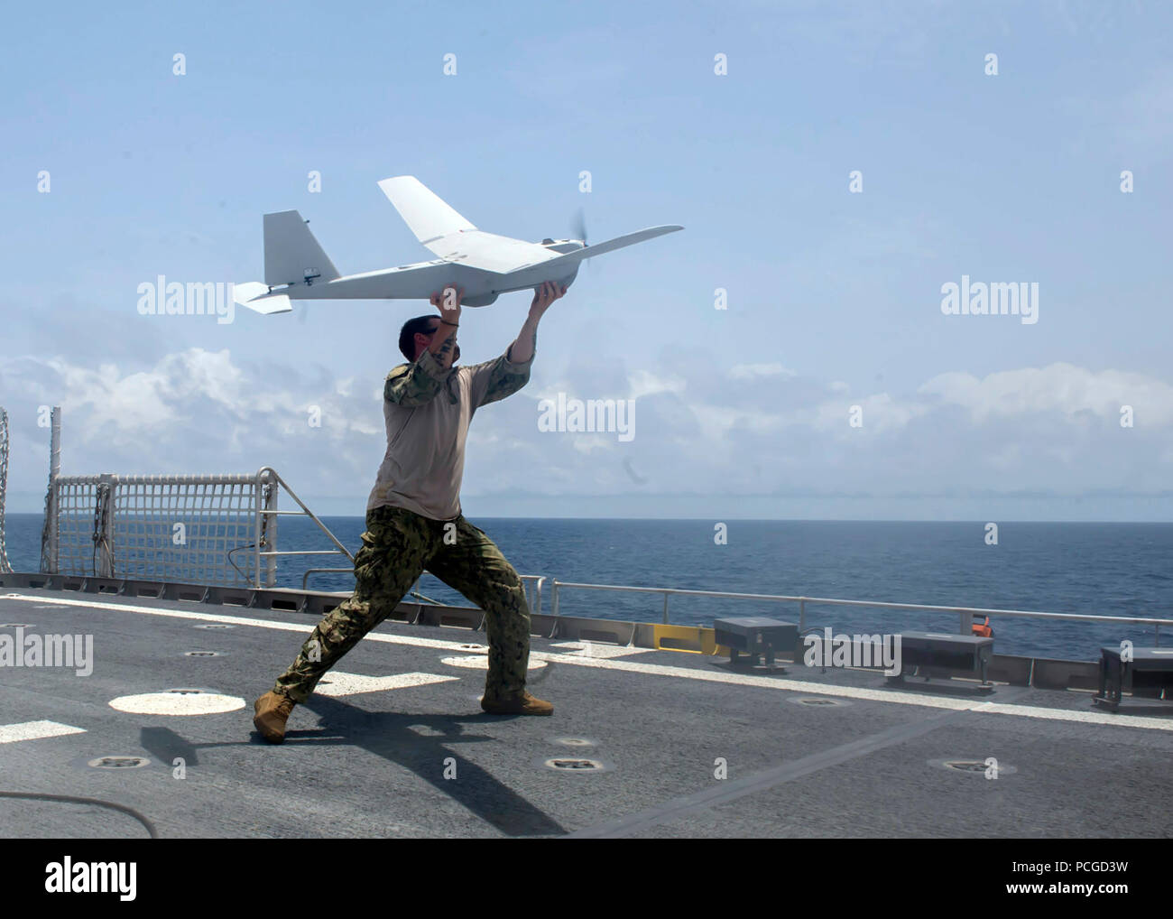 Di GUINEA (27 marzo 2014) Fire Controlman 2a classe Dustin Gower, assegnato per il puma drone (UAV) distacco a bordo i militari Sealift giunto di comando ad alta velocità a nave USNS Spearhead JHSV (1), genera un'UAV durante operazioni di volo come parte di un Stati Uniti e Ghana navy combinato di diritto marittimo esecuzione operazione sotto il African Maritime legge il programma di partenariato. Foto Stock