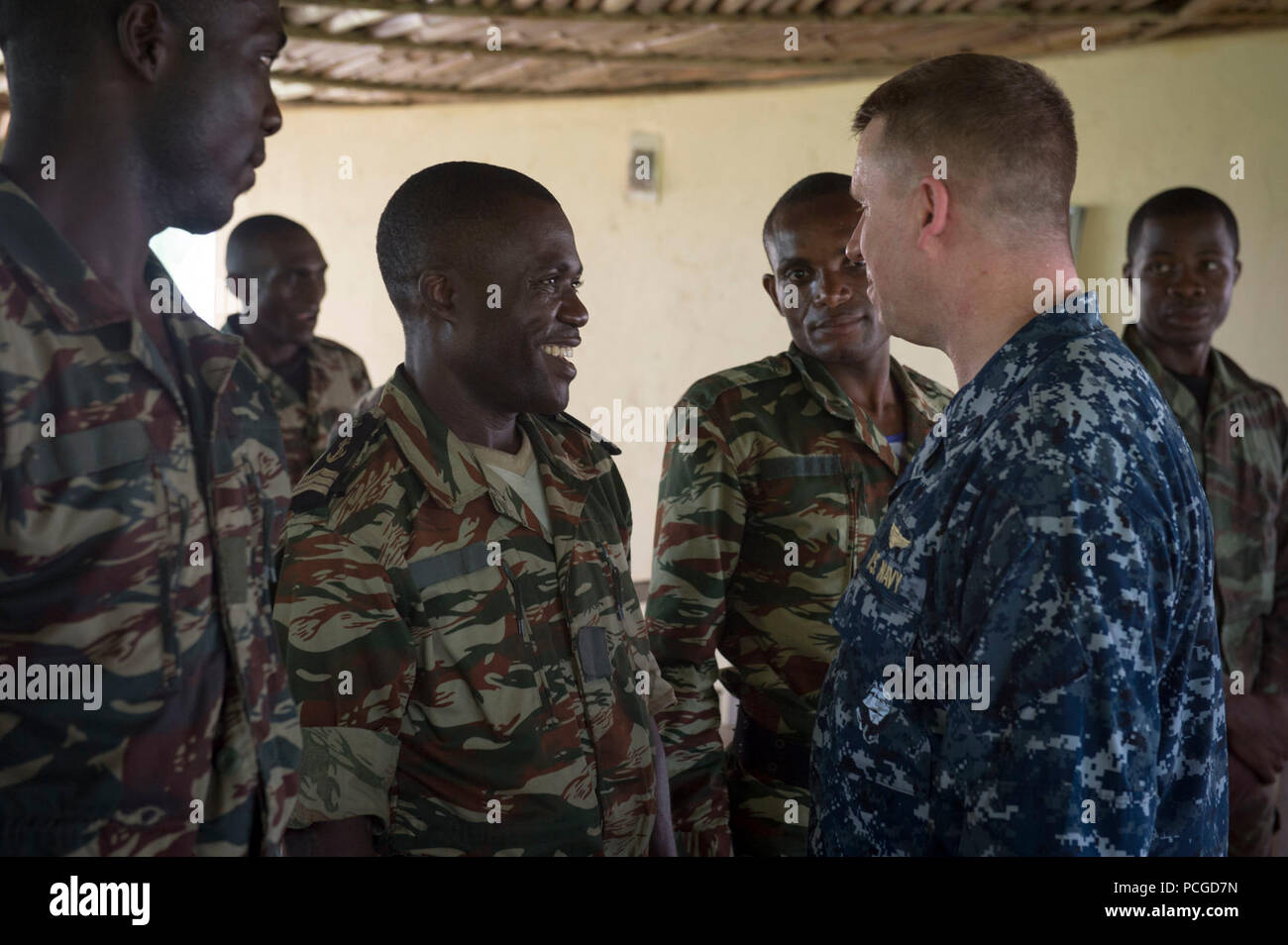 ISSONGO, Camerun (14 marzo 2015) DEGLI STATI UNITI Sesta flotta Vice comandante Adm posteriore. Tom Reck parla con i membri dei militari camerunesi Marzo 14, 2015, in Issongo, Camerun, durante l Africa Partnership Station.Africa Partnership, una stazione di collaborazione internazionali di programma per il potenziamento delle capacità, viene condotta in congiunzione con una distribuzione programmata dai militari Sealift il comando congiunto del ad alta velocità a nave USNS Spearhead (JHSV 1). Foto Stock