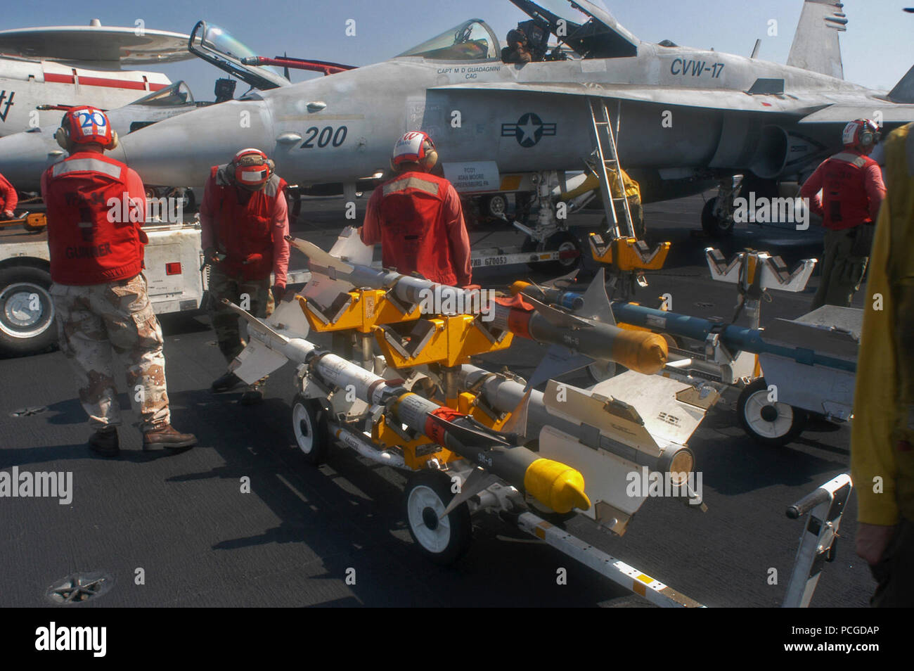Golfo Arabico 13 agosto 2004 Aviation Ordanceman preparare per caricare un pattino di AIM Sidewinder missili per un'F/A-18B Hornet assegnati a Strike Fighter Squadron tre quattro 'Blue Blasters' prima di operazioni di volo a sostegno dell'Operazione Iraqi Freedom a bordo della USS John F Kennedy (CV 67). La USS John F. Kennedy (CV 67) e Carrier aria Wing 17 CVW (17) distribuito il 7 giugno e sono operanti nella regione del Medio Oriente come parte dell'Operazione Iraqi Freedom. Unità del Kennedy Strike gruppo stanno lavorando a stretto contatto con Corps-Iraq multinazionali e le forze irachene a portare stabilità al governo sovrano o Foto Stock