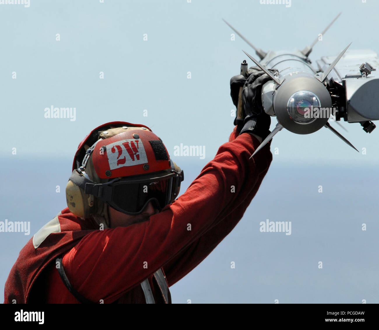Ocean (12 aprile 2008) Un Aviation Ordnanceman assegnato al "Bounty Hunters' di Strike Fighter Squadron (VFA) 2 attende per montare un AIM-9X missile Sidewinder a wingtip di un F/A-18F Super Hornet a bordo della Nimitz-class portaerei USS Abraham Lincoln (CVN 72). Lincoln e Carrier Strike gruppo (CSG) 9 sono su un programmato di sette mesi di distribuzione per gli Stati Uniti Quinta Flotta area di responsabilità. Stati Uniti Navy Foto Stock