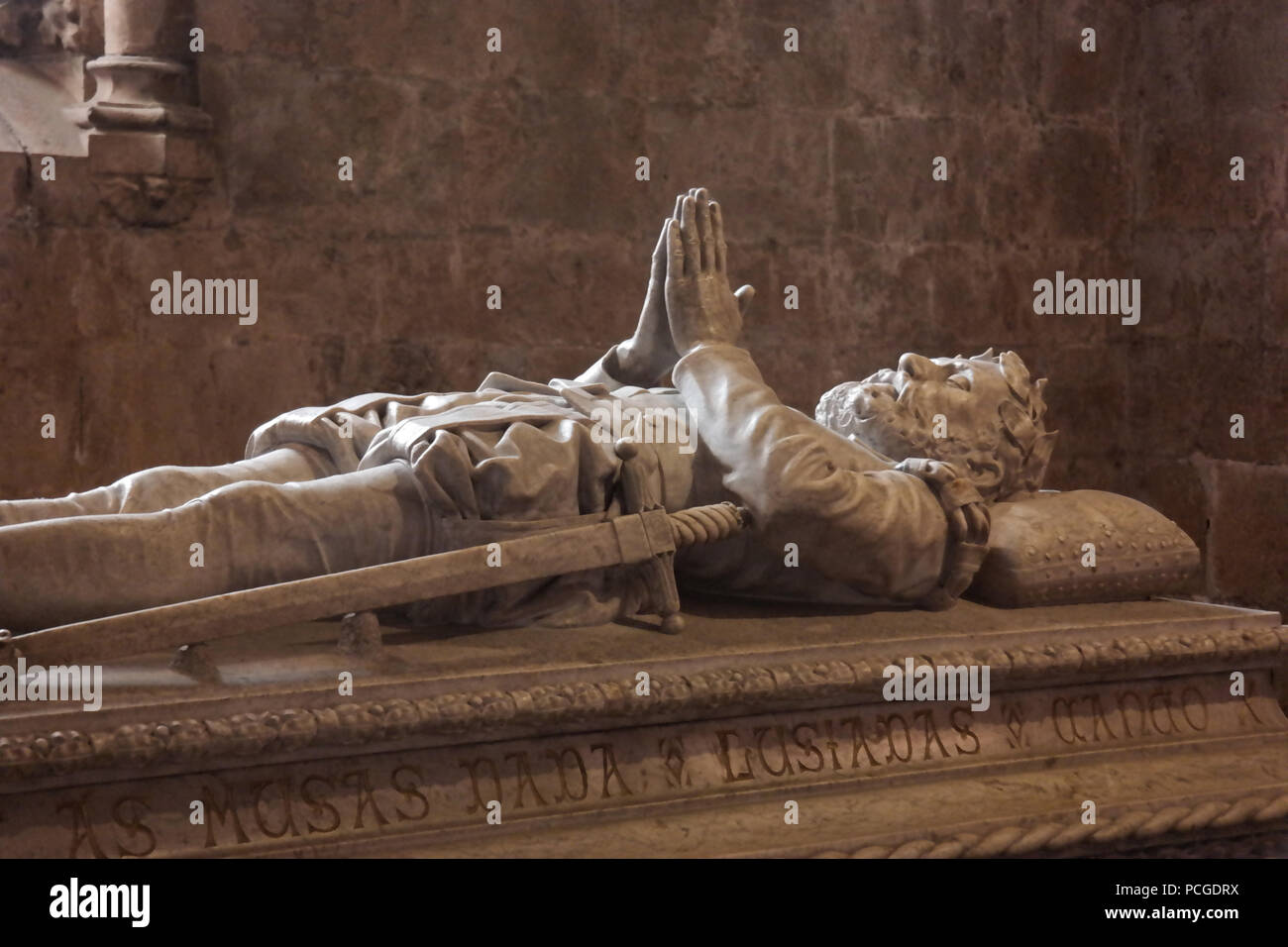 Lisbona. Chiostro Mosteiro dos Jerónimos a Belém, sarcofago di Luís de Camões, Portogallo del poeta nazionale. Foto Stock