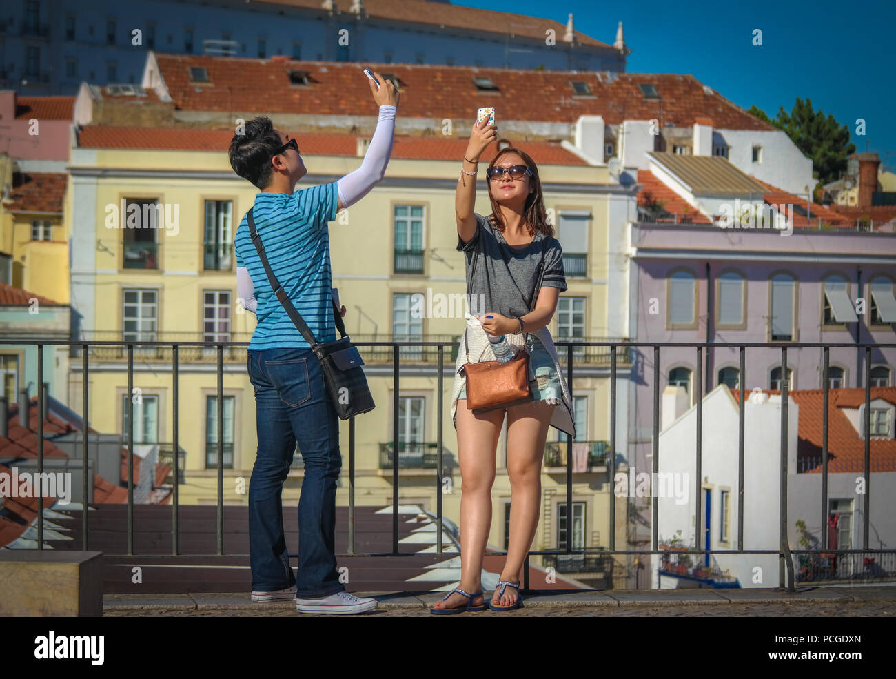 Lisbona. Selfie-takers vedendo niente ma essi stessi. Foto Stock