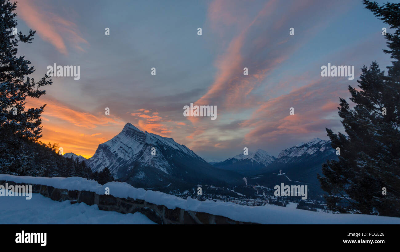 Mt, Rundle Inverno Sunrise, Banff Foto Stock