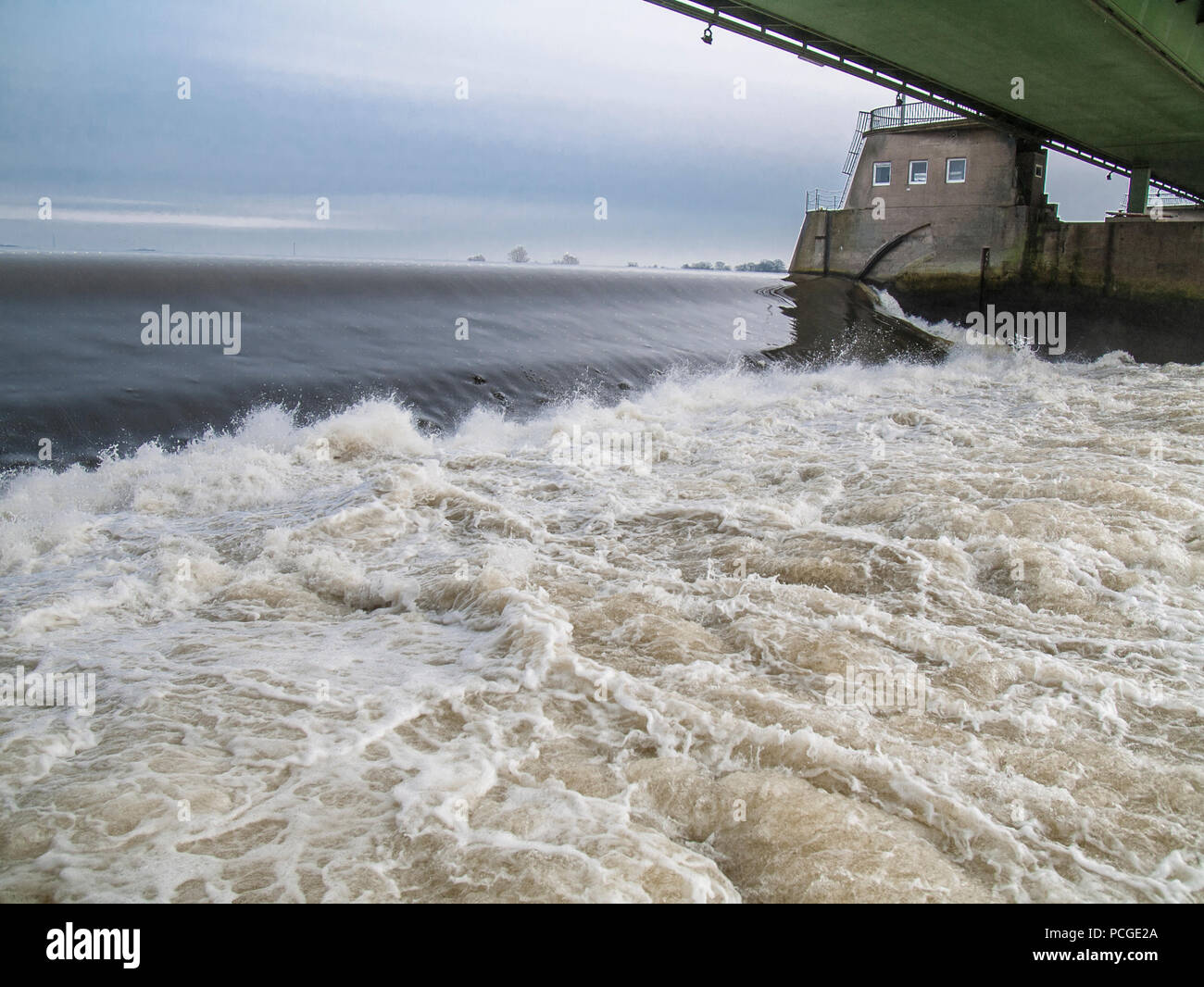 Sbarramento fluviale in Elba vicino Geesthacht, Bassa Sassonia, Germania. Foto Stock