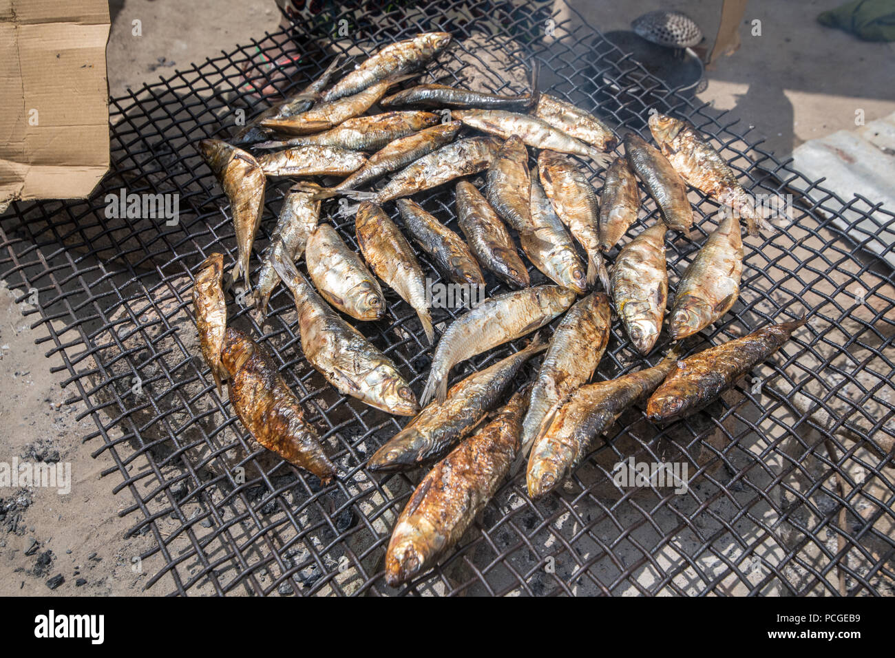 Pesce affumicato è sul fuoco in Ganta, Liberia Foto Stock