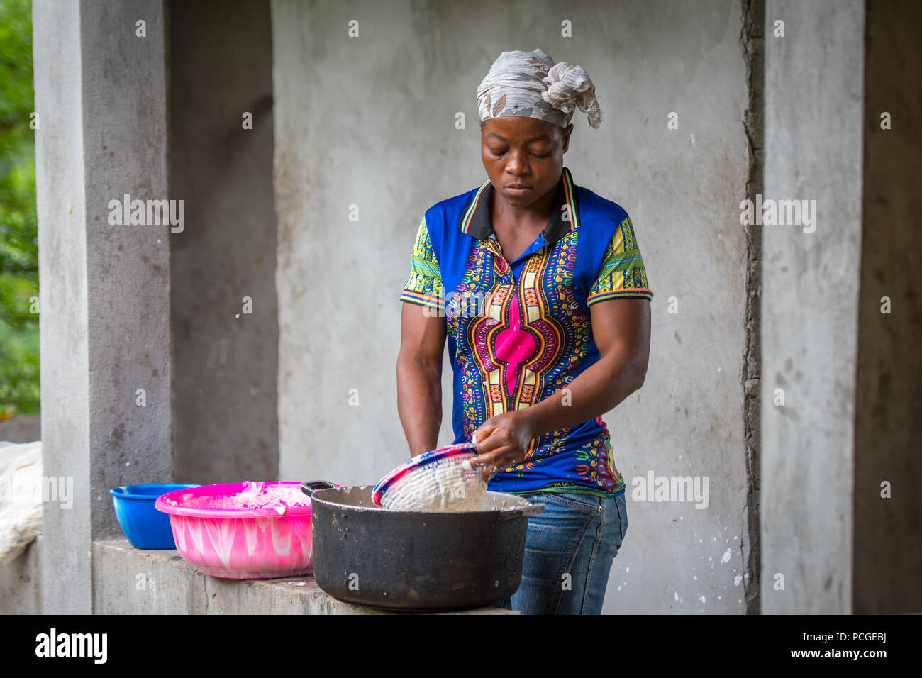 Una donna che prepara la manioca in base Fufu pasta in Ganta, Liberia Foto Stock