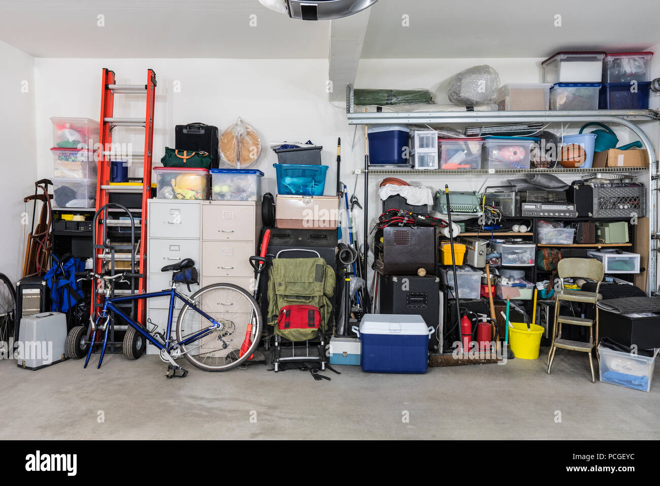 Garage shelf di storage con gli oggetti vintage e attrezzature. Foto Stock