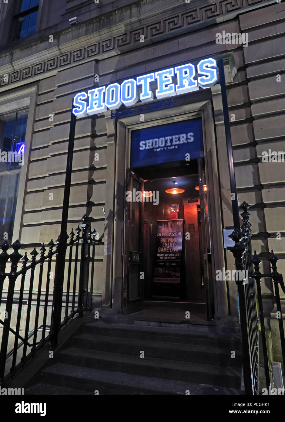 Shooters Bar, il Headrow, Leeds City Centre, West Yorkshire, Inghilterra, LS1, Regno Unito Foto Stock