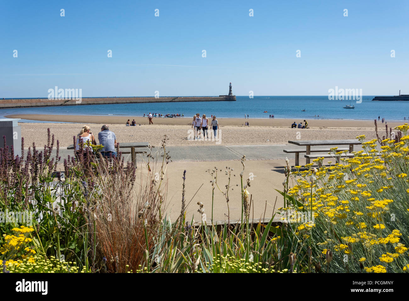 Marine a piedi e la spiaggia, Roker, Sunderland, Tyne and Wear, England, Regno Unito Foto Stock