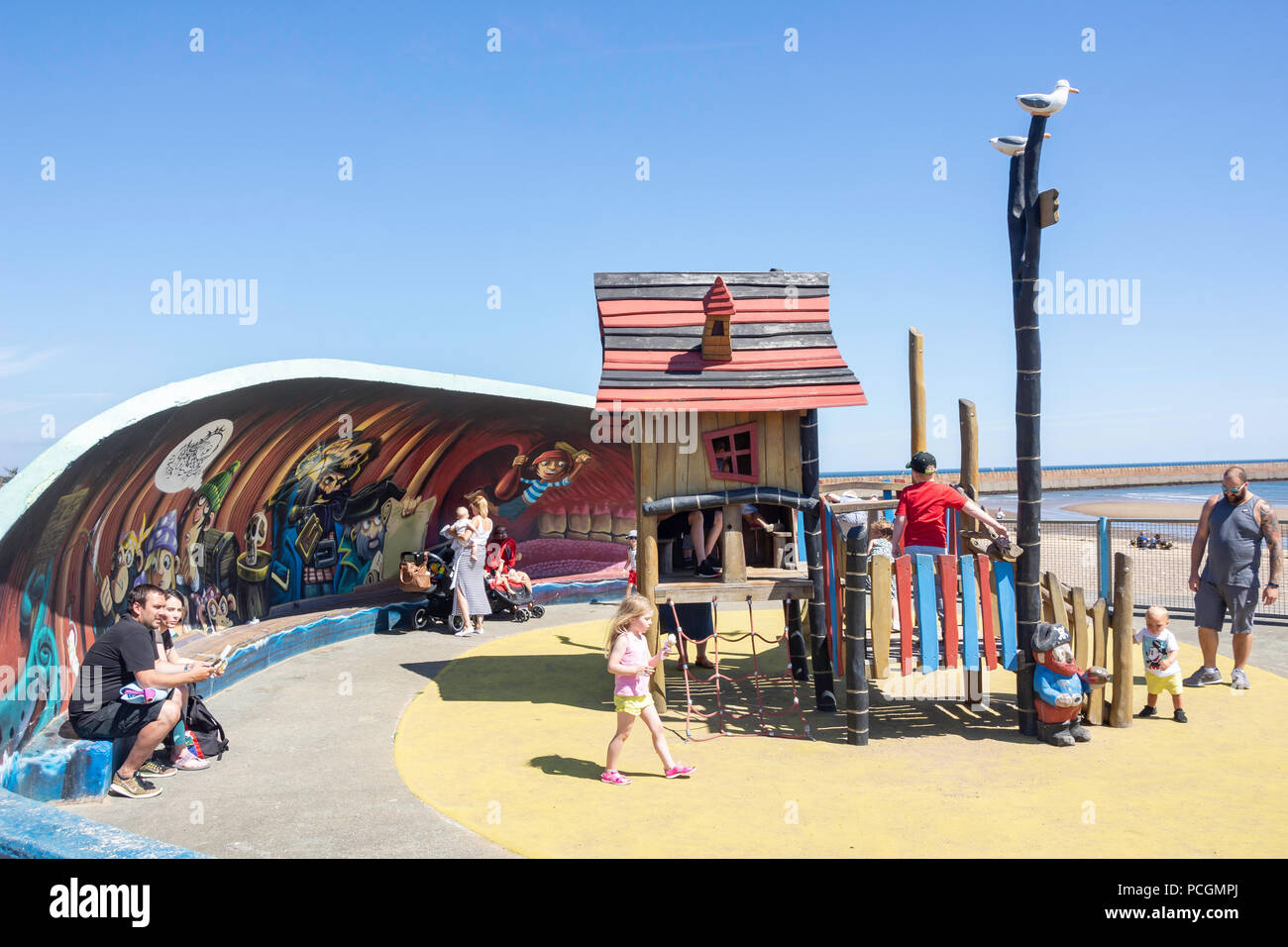 Parco giochi per bambini su Marina a piedi, Roker, Sunderland, Tyne and Wear, England, Regno Unito Foto Stock