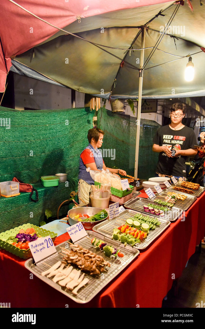 Notte Mercato alimentare di Pai, Thailandia Foto Stock