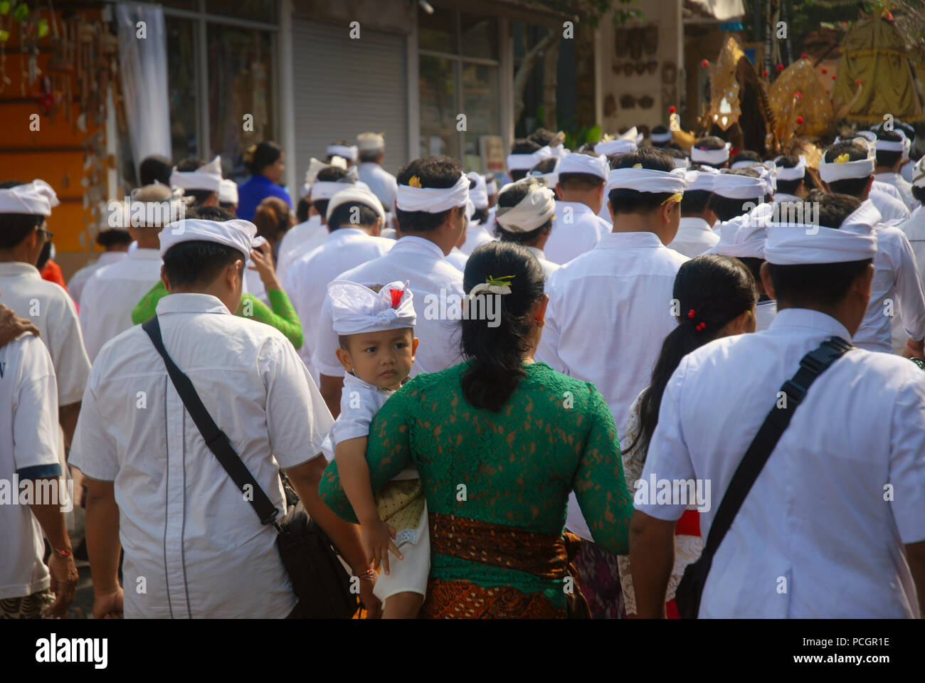 Un tempio indù processione, camminando attraverso le strade di Ubud, Bali, Indonesia. Foto Stock