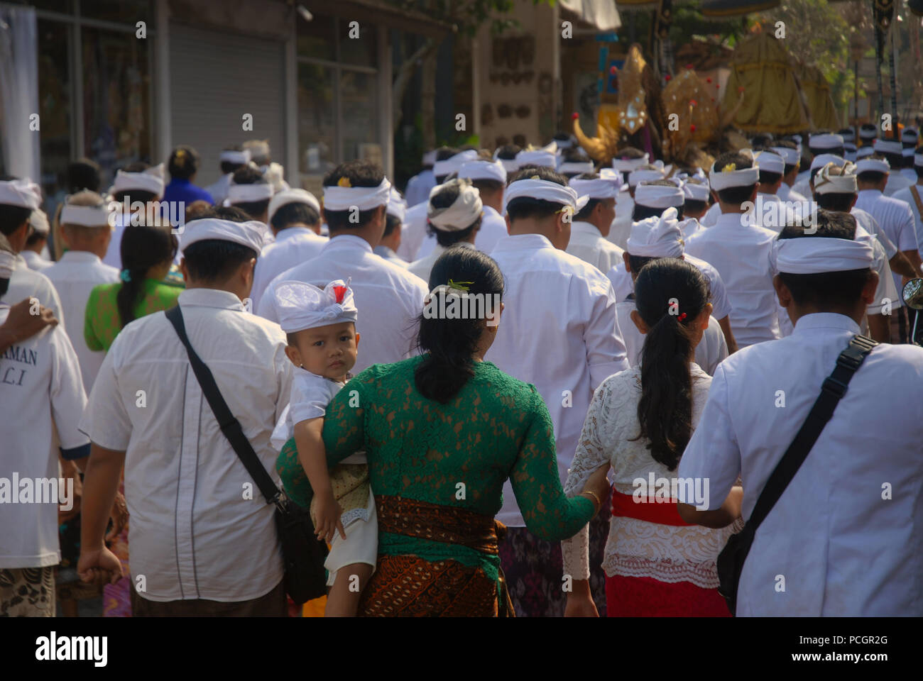 Un tempio indù processione, camminando attraverso le strade di Ubud, Bali, Indonesia. Foto Stock