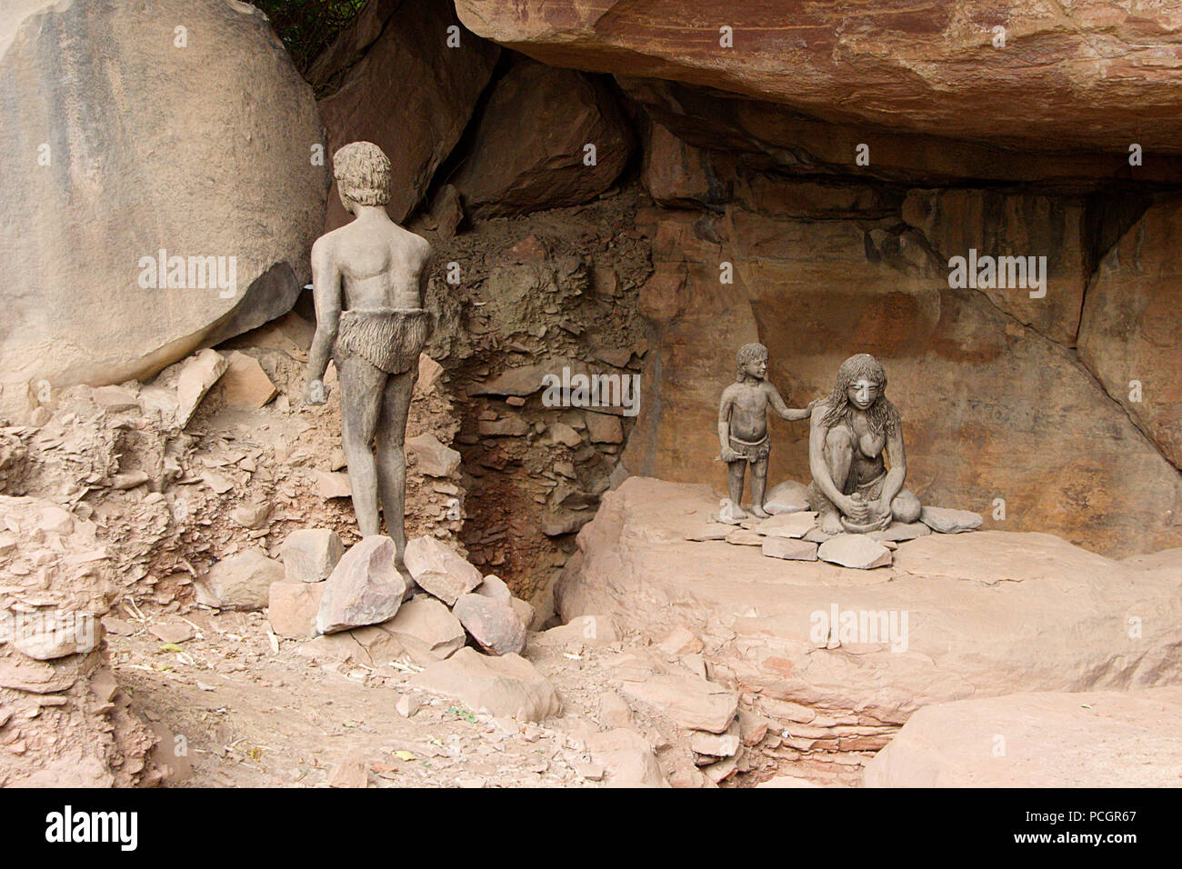 Stile di vita della grotta preistorica abitazione famiglia presso Bhimbetka grotte nei pressi di Bhopal in Madhya Pradesh, India, Asia Foto Stock