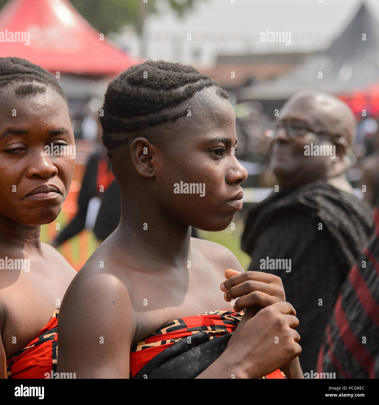 KUMASI, GHANA - Jan 16, 2017: Unidentified Kumasi abitante alla cerimonia di commemorazione dedicata alla regina madre di Asante unito Foto Stock