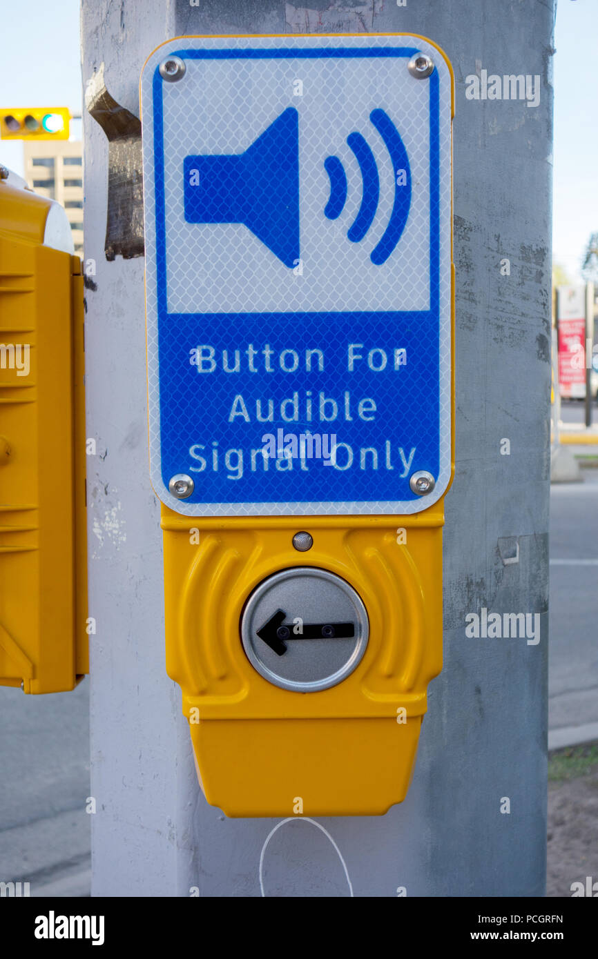 Pulsante per il segnale acustico solo segnale crosswalk per i non vedenti. Foto Stock