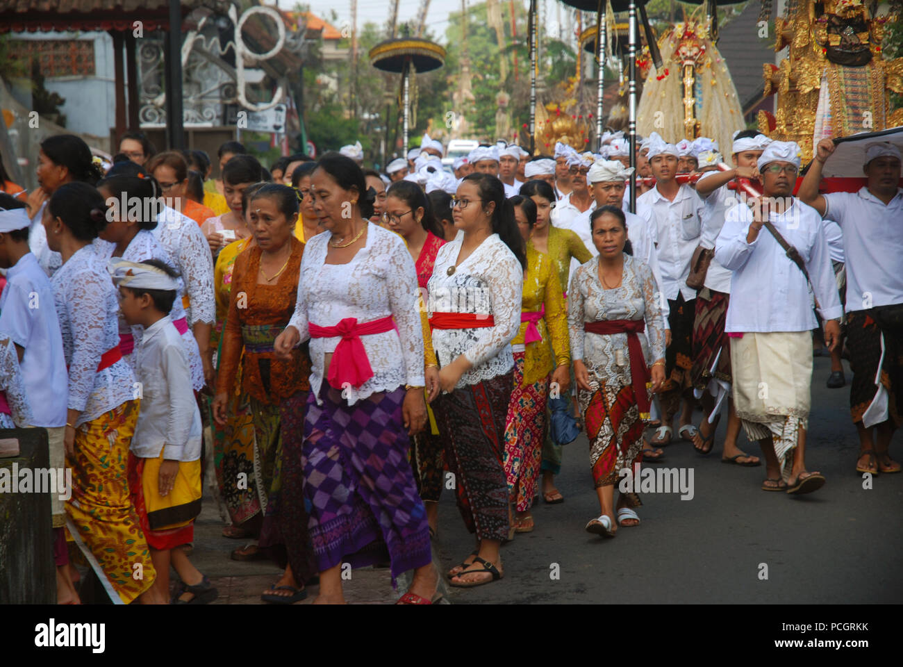 Un tempio indù processione, camminando attraverso le strade di Ubud, Bali, Indonesia. Foto Stock