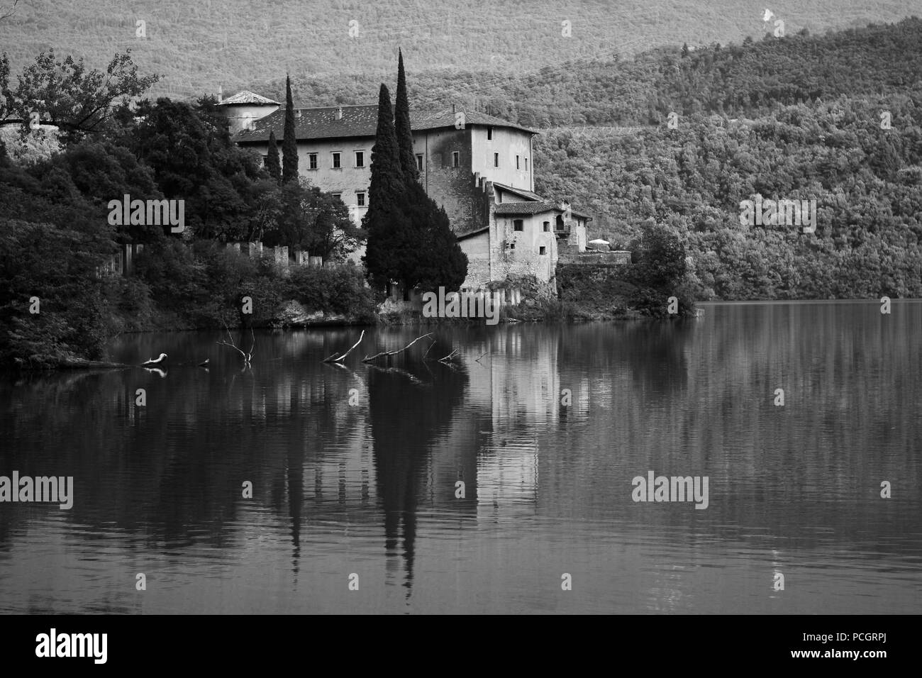 Lo splendido castello e il lago di Toblino a Trento, Italia Foto Stock