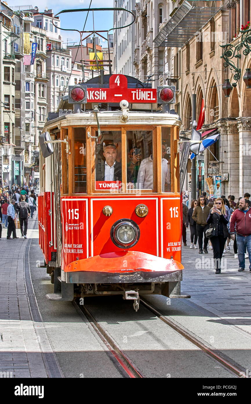Storico Tram rosso, Istiklal Caddesi street, Istanbul, Turchia Foto Stock