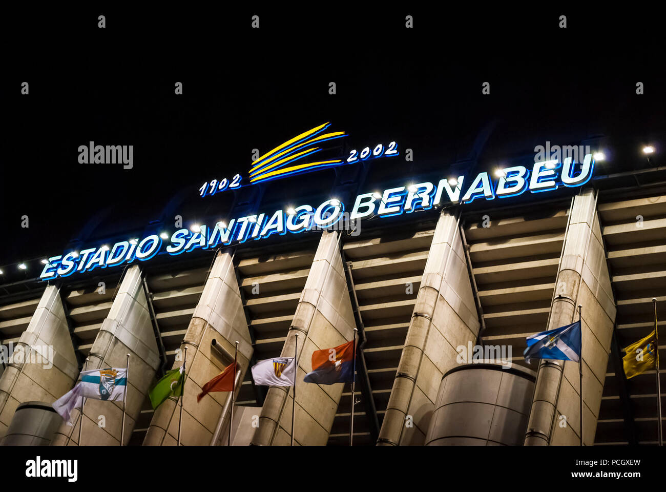 Madrid, Spagna, Febbraio 2010: esterno dello stadio Santiago Bernabeu di Madrid, la casa del Real Madrid squadra di calcio. Night Shot Foto Stock