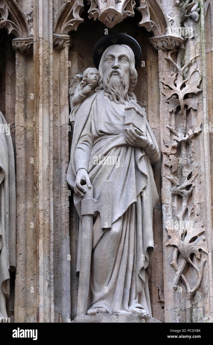 San Matteo apostolo, statua sul portale della Santa Chiesa Merri, Parigi, Francia Foto Stock