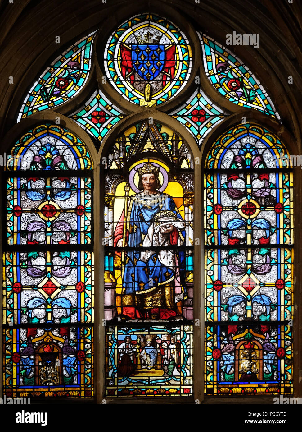Saint Louis con la corona di spine, vetrate colorate da Saint Germain-l'Auxerrois chiesa a Parigi, Francia Foto Stock