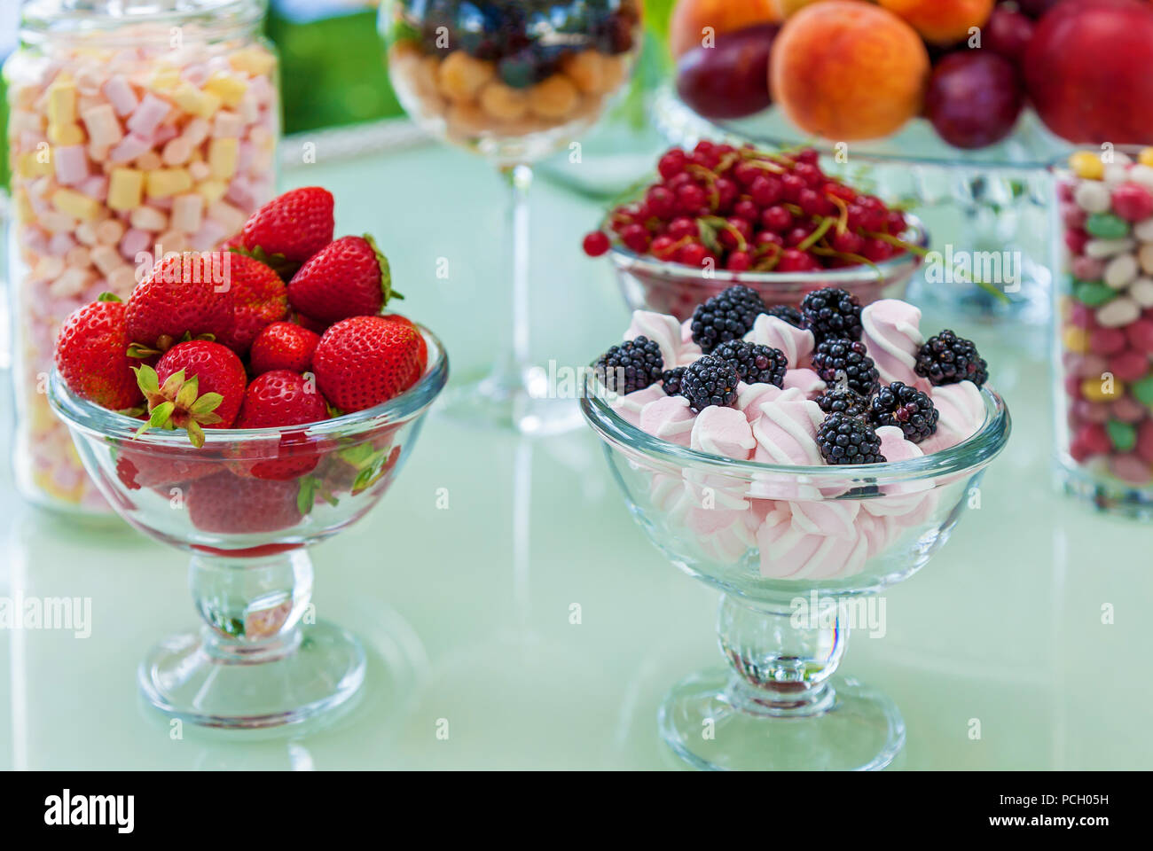 Candy bar di frutti, bacche e marshmallows per una festa. Tabella di festa con dolci e snack fruttato Foto Stock