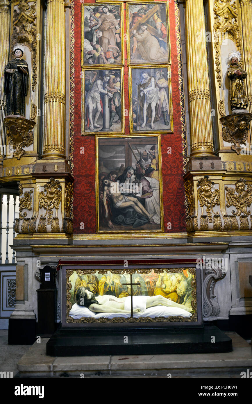 Il Portogallo, evora: Chiesa di San Francesco e il Cristo morto disteso sul suo Sindone Foto Stock