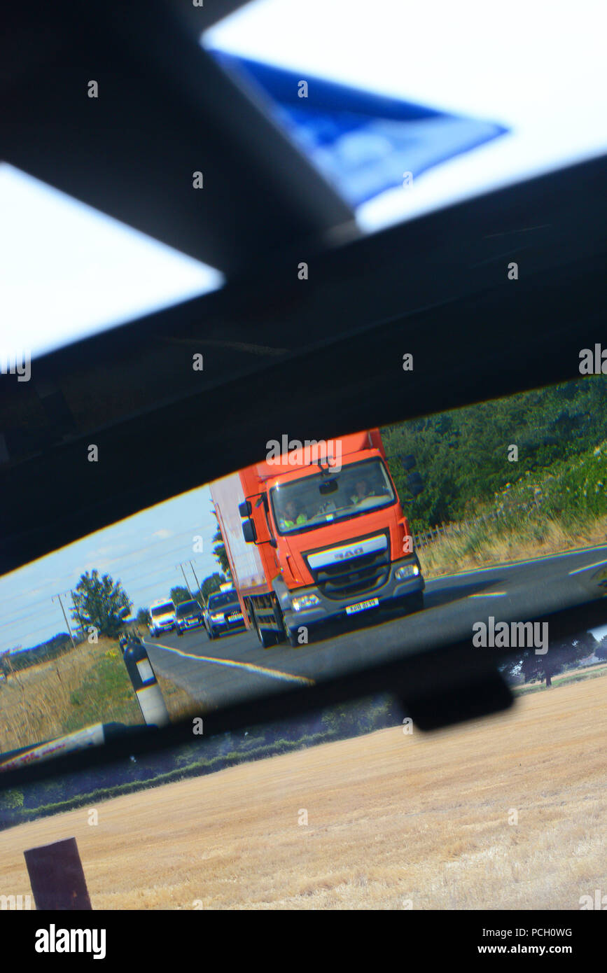 Autocarro viaggia su una strada a doppia carreggiata riflessa nel veicolo specchio retrovisore regno unito Foto Stock