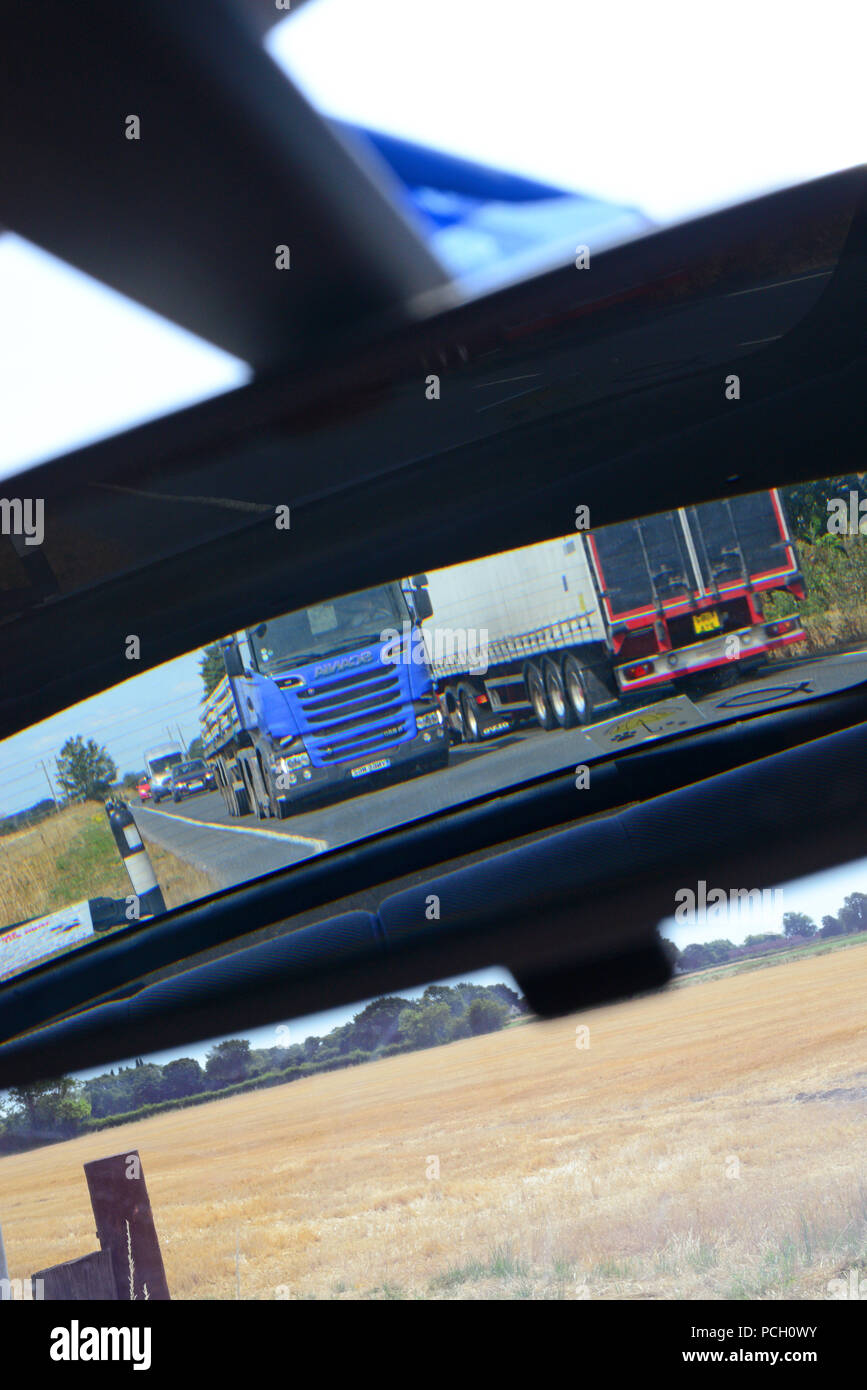 Autocarro viaggia su una strada a doppia carreggiata riflessa nel veicolo specchio retrovisore regno unito Foto Stock