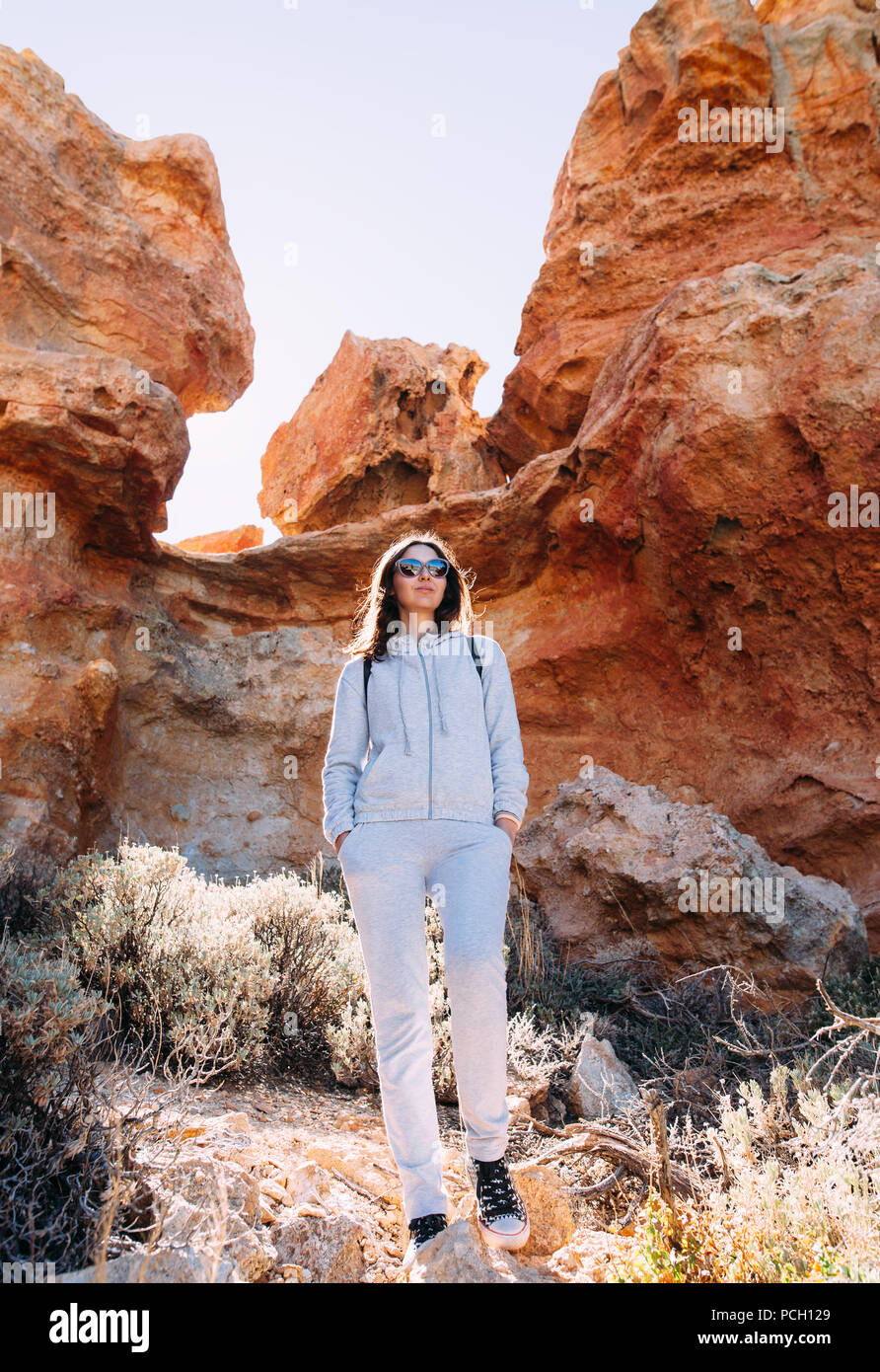 Ritratto di donna di viaggiatori godono pittoreschi monti in canyon. Concetto di viaggio Foto Stock