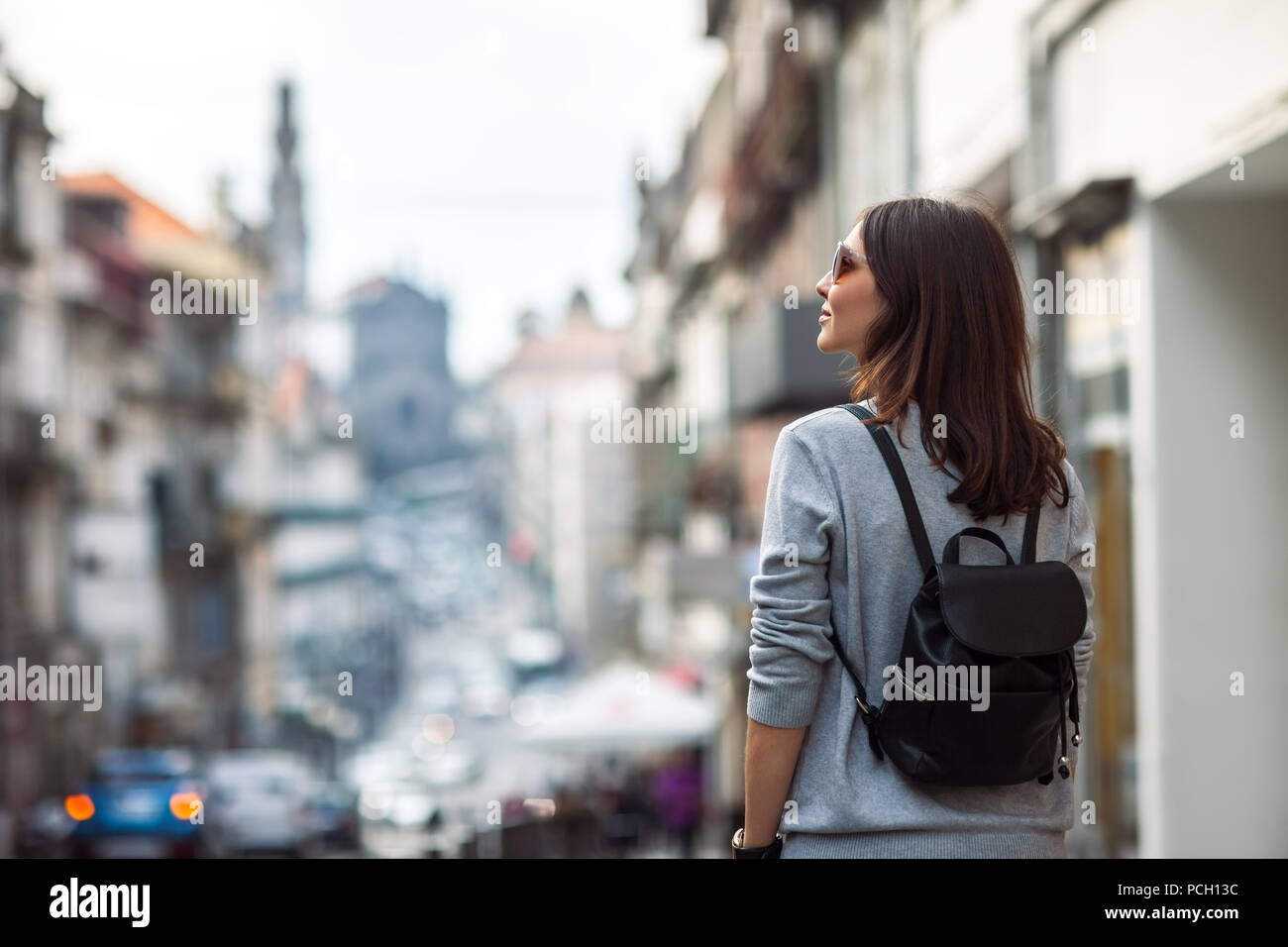 Vista posteriore del viaggiatore donna godersi Porto cityscape, Portogallo. Viaggi e turismo concept Foto Stock