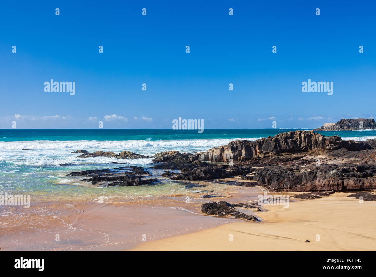 Incredibile spiaggia dell'isola di Fuerteventura, Isole Canarie, Spagna. Destinazione di viaggio. Sullo sfondo del mare. La vacanza estiva concetto. Foto Stock