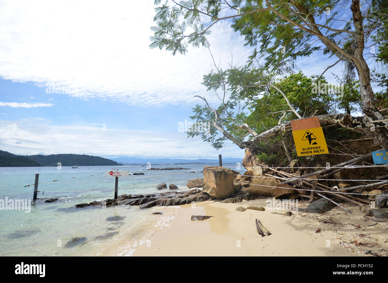 Scenario durante la bella giornata di sole in spiaggia in Sapi Island, Sabah Malaysia. Foto Stock