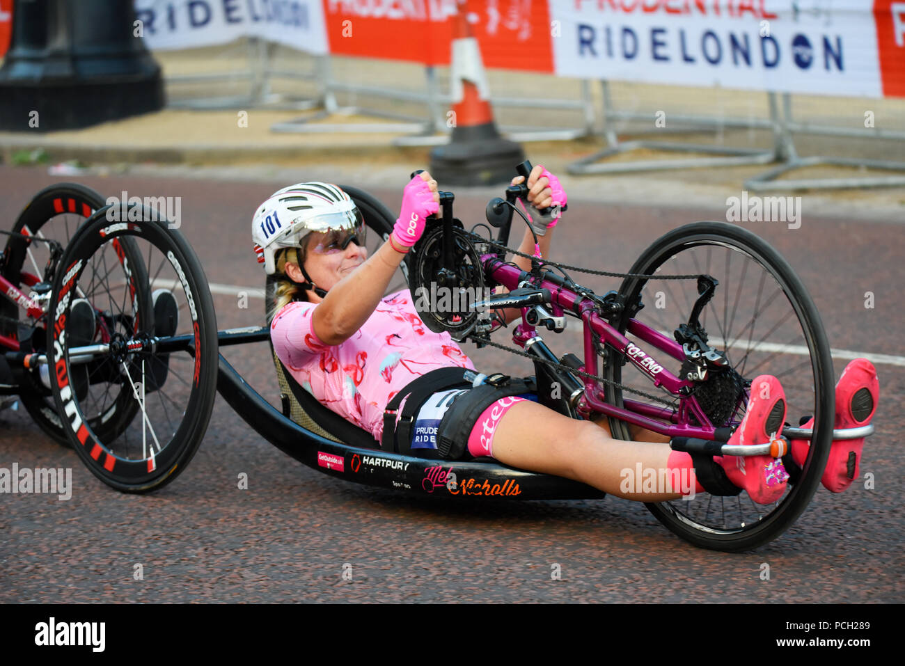 Mel Nicholls para-atleta handcyclist racing in RideLondon prudenziali handbike Grand Prix, il centro commerciale di Londra, Regno Unito. Foto Stock