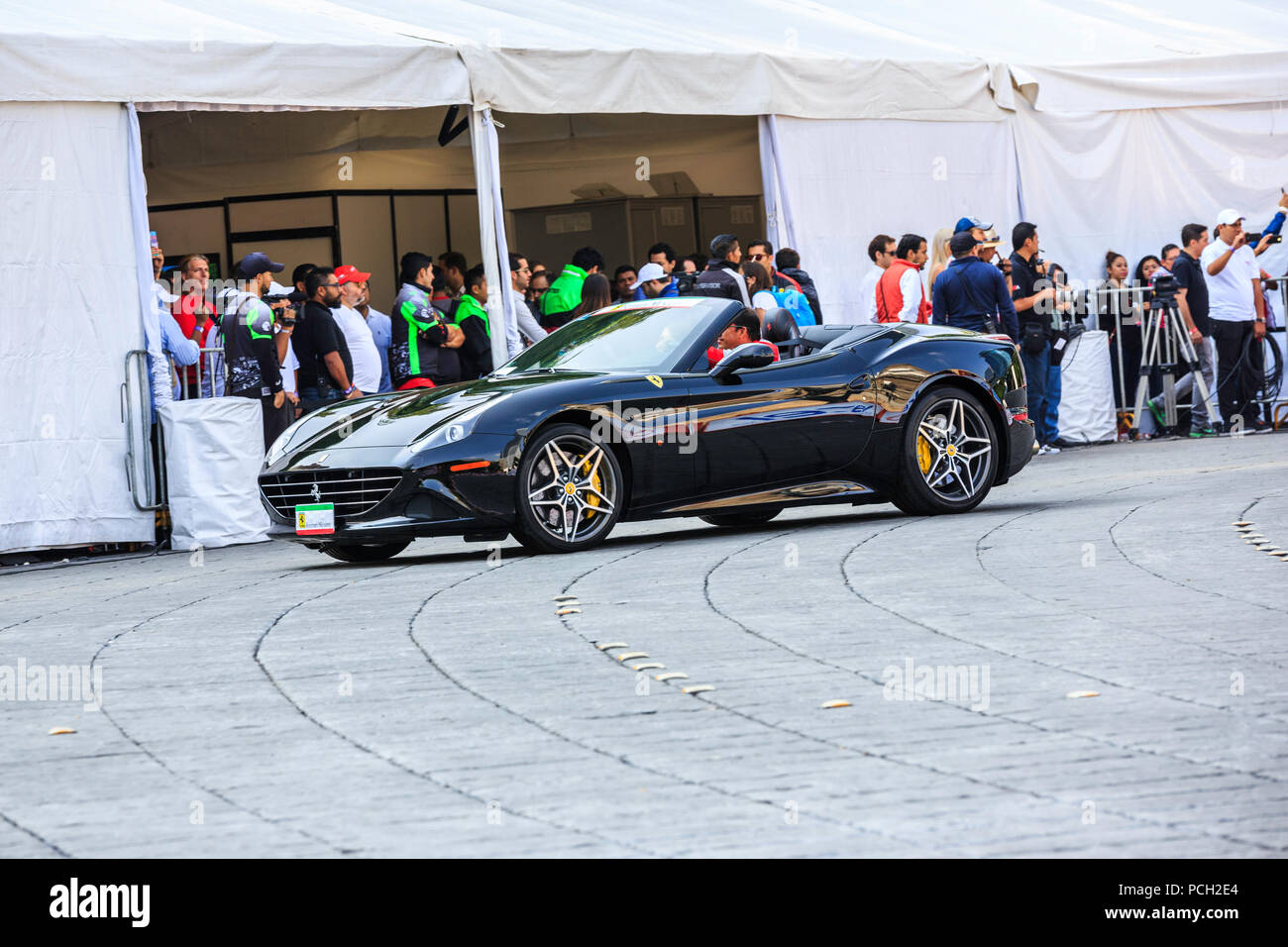 Città del Messico - Luglio 08, 2015: Ferrari California T, parte della Ferrari auto Parade presso la Scuderia Ferrari Street Demo da Telcel - Infinitum. Foto Stock