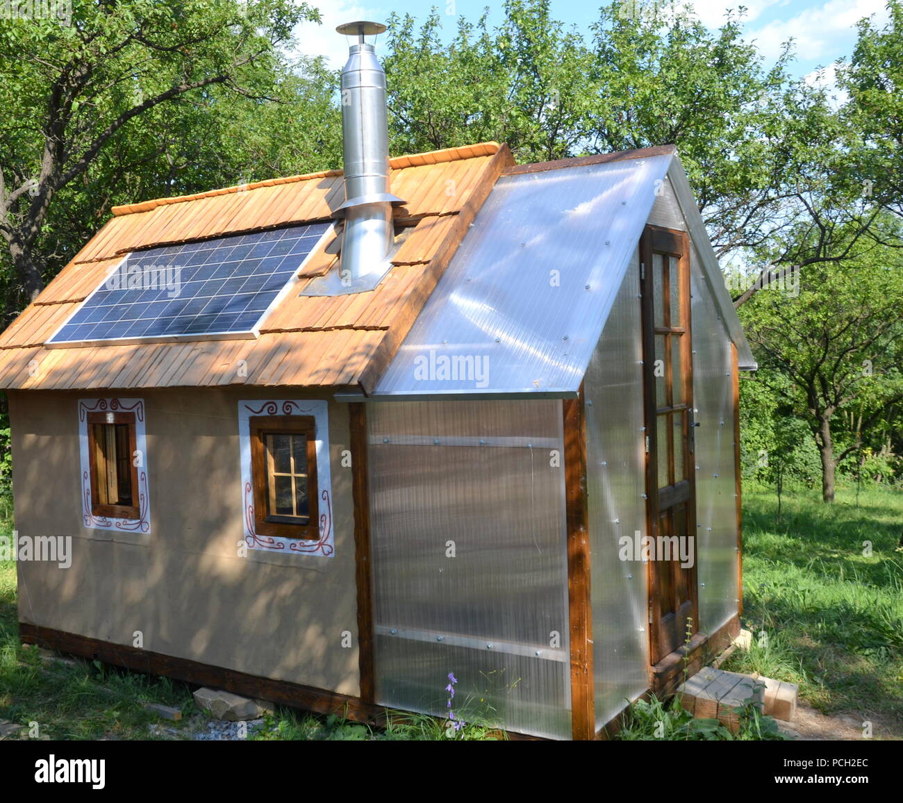 Piccola casa mobile fatta di argilla e paglia Foto Stock