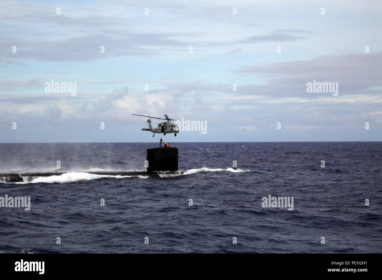 Ocean (GEN. 9, 2005) Р un MH-60S Knighthawk elicottero, assegnato all'ТProvidersУ di elicottero di lottare contro lo squadrone di supporto cinque (HC-5), trasferimenti di personale medico a USS San Francisco (SSN 711) situato a sud di Guam, a seguito di una collisione di subacquea, 8 gennaio. Il personale medico sono stati precipitò al Los Angeles sottomarino attacco una volta che esso è stato entro la gamma di assistere il shipХs dazio autonomo Corpsman nel fornire il trattamento di urgenza ai feriti i membri dell'equipaggio. Purtroppo, Macchinista Mate 2a classe Allen Ashley morì subito dopo il medico teamХs arrivo da massicce ferite alla testa. Stati Uniti Navy Foto Stock