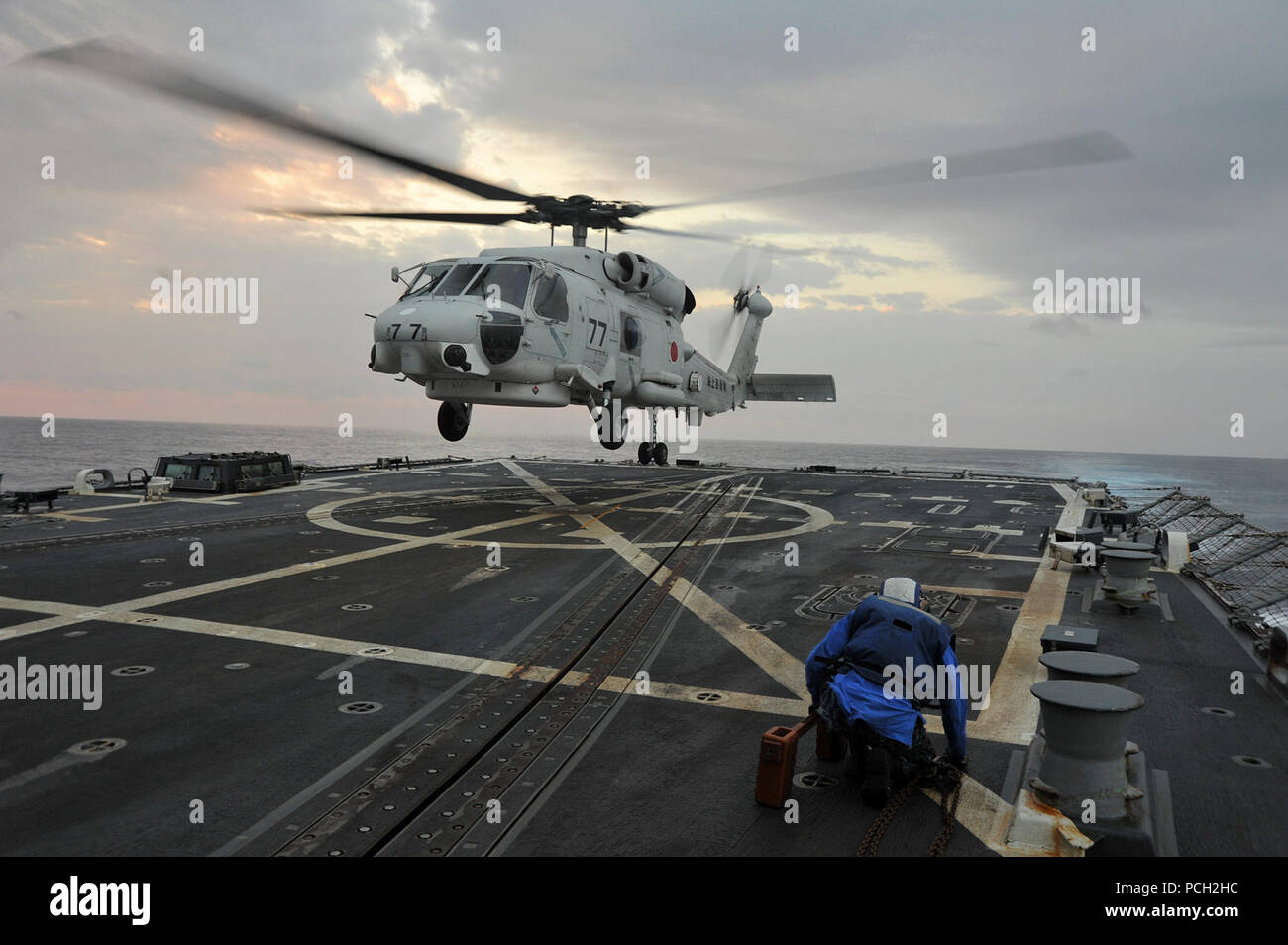 Mare delle Filippine (nov. 13, 2012) un Giappone marittimo Forza di Autodifesa SH-60J Sea Hawk elicottero atterra a bordo del Arleigh Burke-class guidato-missile destroyer USS McCampbell (DDG 85) durante un esercizio marittimo progettato per migliorare l'interoperabilità e ulteriormente le relazioni tra le nazioni. McCampbell è parte del George Washington Carrier Strike gruppo, U.S. La marina è solo in continuo in avanti-distribuito carrier strike gruppo, basati fuori Yokosuka, Giappone, e sta conducendo una routine Pacifico occidentale patrol a sostegno della sicurezza regionale e la stabilità della vitale della regione Asia. Gli Stati Uniti Navy Foto Stock