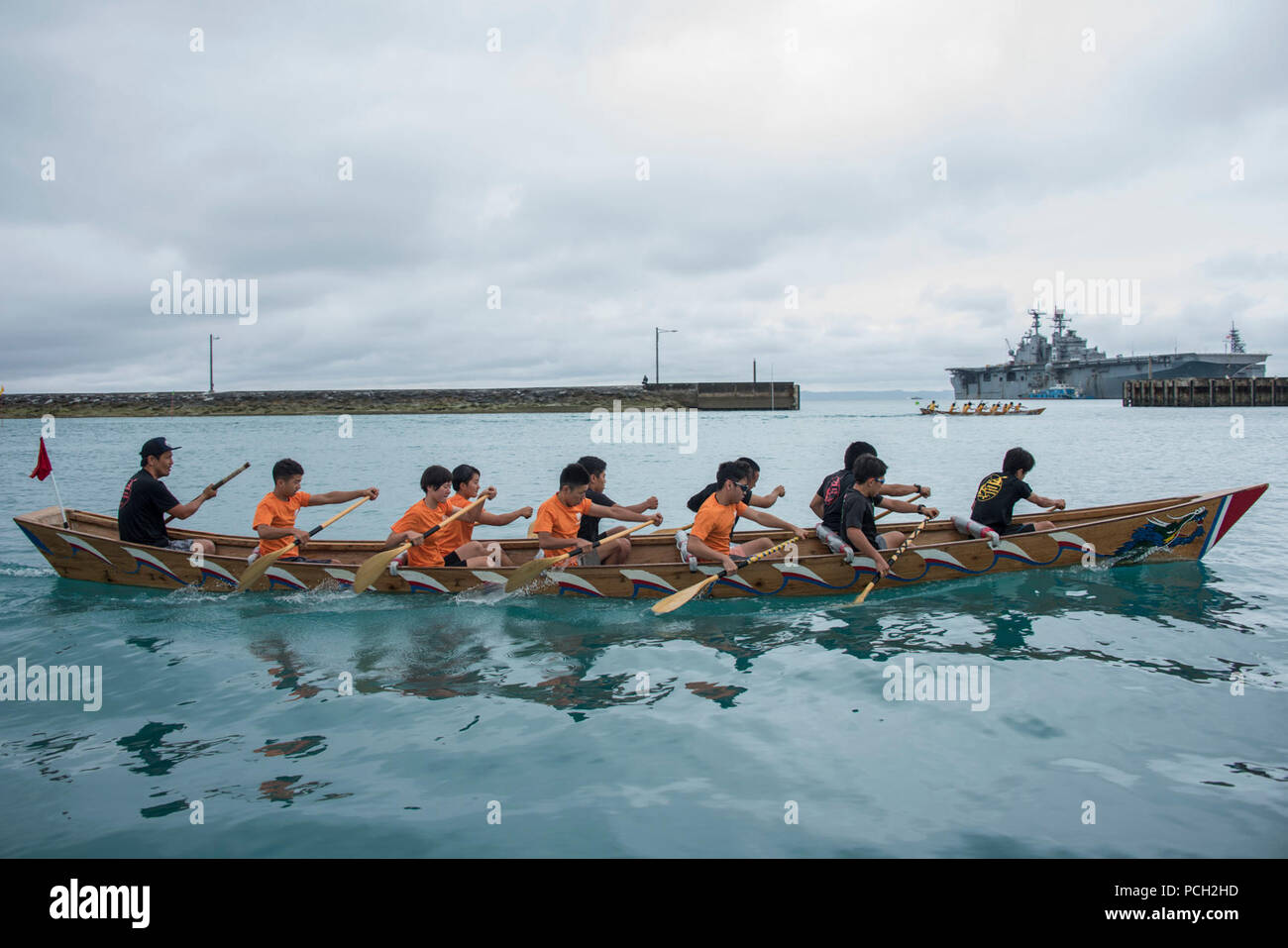 OKINAWA, in Giappone (15 aprile 2018) un team giapponese righe durante una gara di dragon boat alla spiaggia bianca di struttura navale come parte di spiaggia bianca Festival 2018. Il festival è un annuale, a base aperta evento ospitato da le attività della flotta e di Okinawa Japan Maritime Self Defence Force attività Sub-Area Okinawa, ed è progettato per ricambiare l'ospitalità che la comunità di Okinawa ha illustrato le forze statunitensi di stanza in Okinawa. Foto Stock