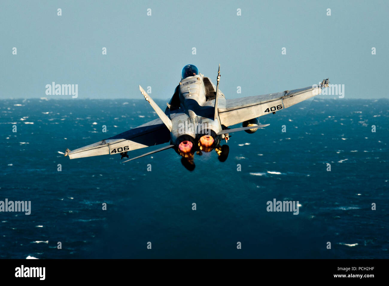 Golfo Arabico (dec. n. 3, 2011) Un F/A-18C Hornet assegnati per i dragoni dorati di Strike Fighter Squadron (VFA) 192 lancia dalla Nimitz-class portaerei USS John C. Stennis (CVN 74). John C. Stennis è distribuito negli Stati Uniti Quinta Flotta area di responsabilità condurre le operazioni di sicurezza marittima e le missioni di sostegno come parte delle operazioni Enduring Freedom e nuova alba. Foto Stock