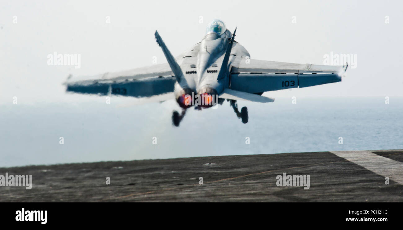 Mare (GEN. 8, 2012) Un F/A-18F Super Hornet dalla Black Aces di Strike Fighter Squadron (VFA) 41 lancia off il ponte di volo della Nimitz-class portaerei USS John C. Stennis (CVN 74). John C. Stennis è distribuito negli Stati Uniti Quinta Flotta area di responsabilità condurre le operazioni di sicurezza marittima e le missioni di sostegno come parte dell'Operazione Enduring Freedom. Foto Stock