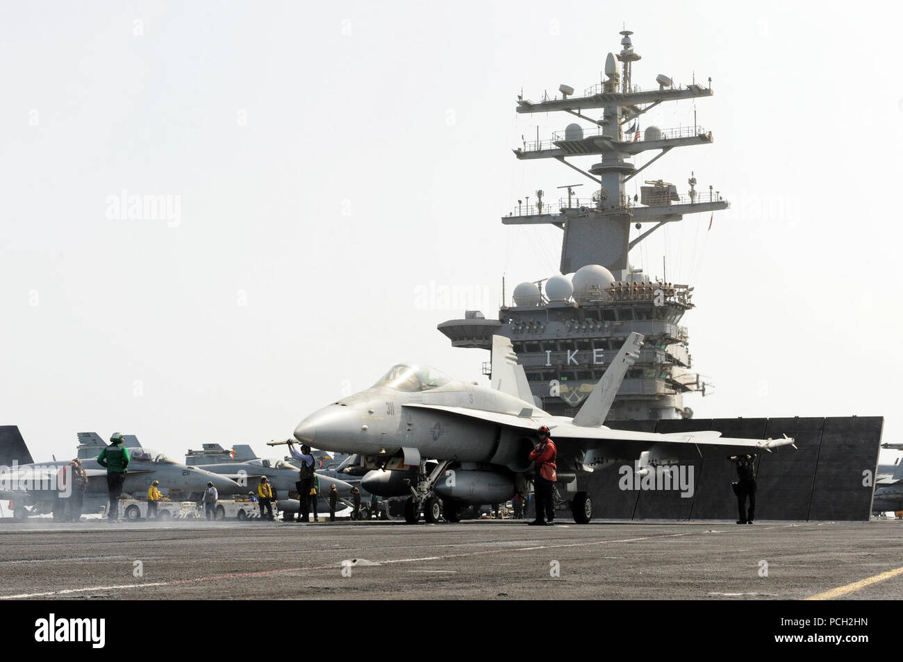Mare Arabico (Agosto 20, 2012) Un F/A-18C Hornet assegnato all'Rampagers di Strike Fighter Squadron (VFA) 83 si appresta a lanciare durante un ciclo di lancio a bordo della Nimitz-class portaerei USS Dwight D. Eisenhower CVN (69). Dwight D. Eisenhower è distribuito negli Stati Uniti Quinta Flotta area di responsabilità condurre le operazioni di sicurezza marittima, teatro la cooperazione in materia di sicurezza gli sforzi e le missioni di sostegno come parte dell'Operazione Enduring Freedom. Foto Stock