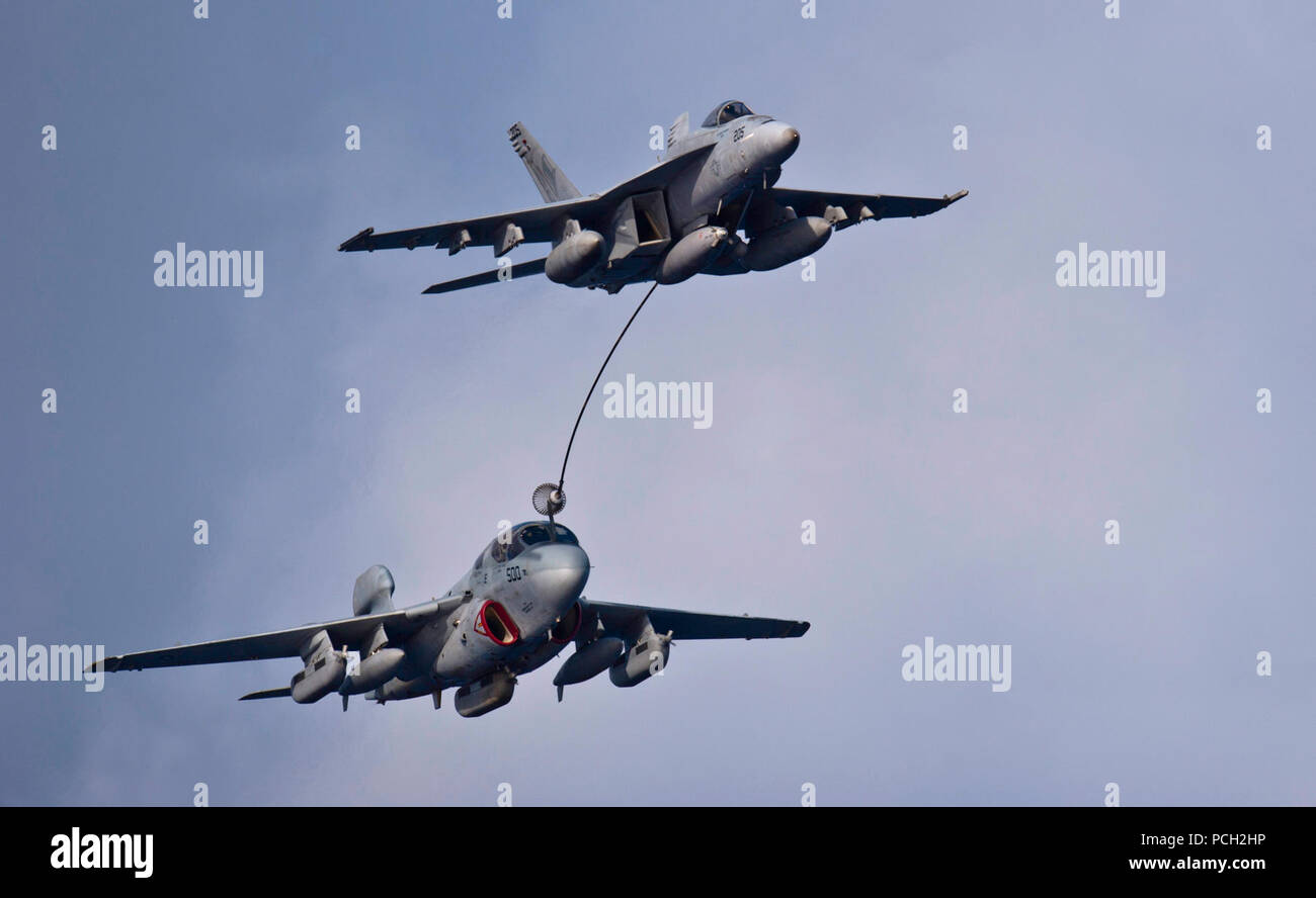 Oceano Pacifico (feb. 23, 2012) un EA-6B Prowler da maghi di Attacco Elettronico Squadron (VAQ) 133 refuels in volo durante una dimostrazione di aria per una tigre crociera a bordo della Nimitz-class portaerei USS John C. Stennis (CVN 74). John C. Stennis è operante negli Stati Uniti La terza area della flotta di responsabilità mentre su sette mesi di distribuzione. Foto Stock