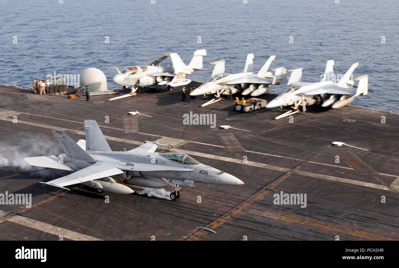 Golfo (11 giugno 2012) un'F/A-18C Hornet assegnati al Blue Blasters di Strike Fighter Squadron (VFA) 34 intrappola il filo di arresto a bordo della Nimitz-class portaerei USS Abraham Lincoln (CVN 72). Abraham Lincoln è distribuito negli Stati Uniti Quinta Flotta area di responsabilità condurre le operazioni di sicurezza marittima, teatro di sicurezza gli sforzi di cooperazione e di lotta contro le operazioni di volo a sostegno dell'Operazione Enduring Freedom. Foto Stock