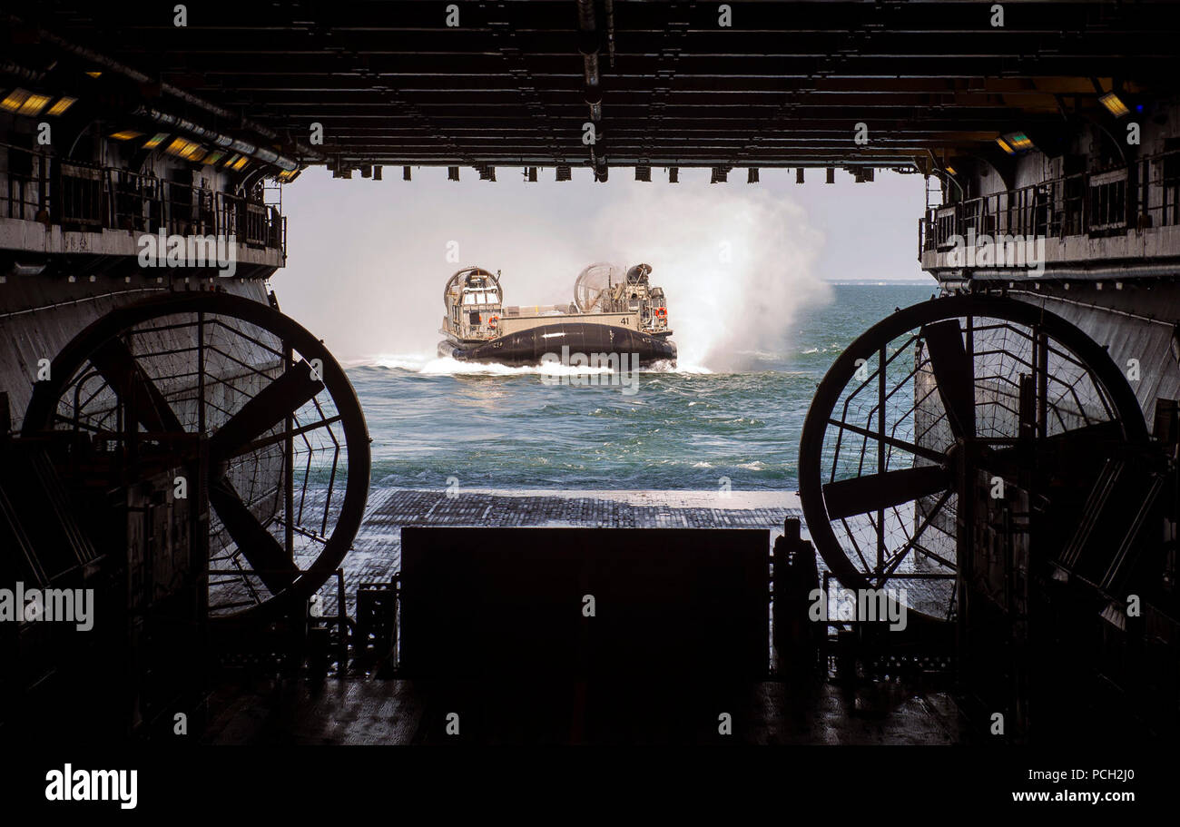 Oceano atlantico (Luglio 9, 2017) - Una Landing Craft Air cushion, assegnato all assalto unità artigianali 4, approcci ben coperta dell'assalto anfibio nave USS Iwo Jima (LHD 7). Iwo Jima è attualmente in corso con lo squadrone anfibio (PHIBRON) Quattro e il ventiseiesimo Marine Expeditionary Unit (MEU) di conduzione PHIBRON-MEU Formazione integrata (PMINT) in preparazione per la loro prossima distribuzione. Foto Stock
