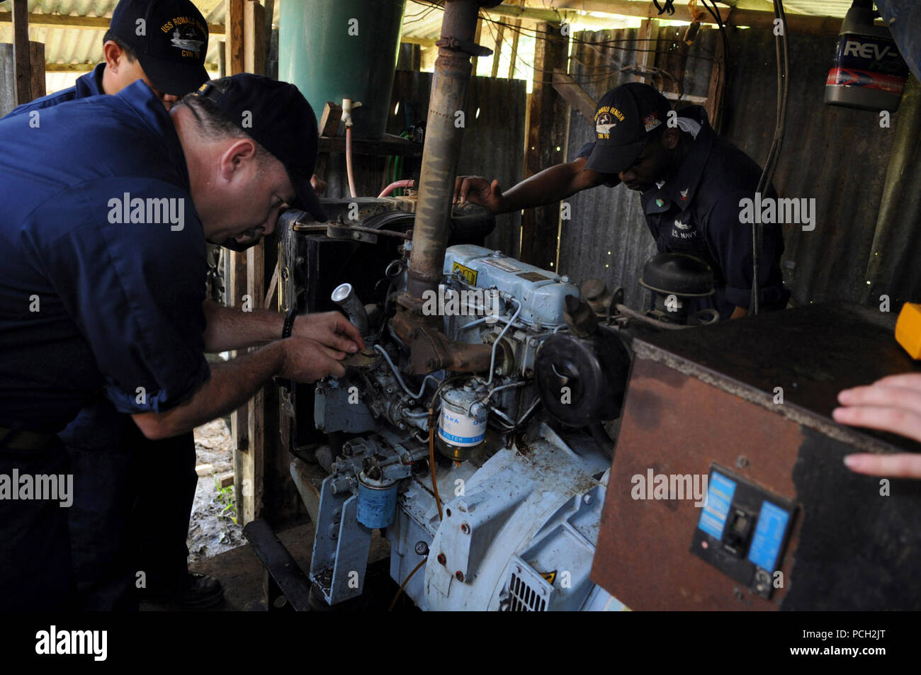 Master Chief Petty Officer Joseph Matteo risolve una pompa del combustibile sulla base di un generatore a Barotac Viejo all ospedale regionale di Iloilo. Matteo e altri velisti assegnati per il Dipartimento di Ingegneria a bordo della Nimitz-class portaerei USS Ronald Reagan è stato ispezione, risoluzione dei problemi e la riparazione dei generatori a ospedali in bisogno di acqua pulita e di elettricità dopo il tifone Fengshen. Su richiesta del governo della Repubblica delle Filippine, Ronald Reagan è al largo della costa della isola di Panay la fornitura di assistenza umanitaria e di risposta di emergenza. Ronald Reagan e altri Stati Uniti Navy shi Foto Stock