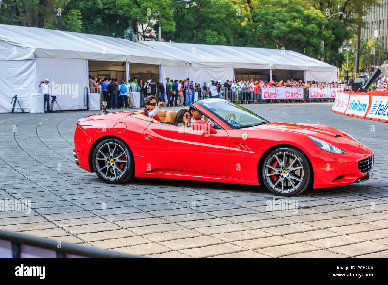 Città del Messico - Luglio 08, 2015: Ferrari California Spyder, parte della Ferrari auto Parade presso la Scuderia Ferrari Street Demo da Telcel - Infinitum. Foto Stock