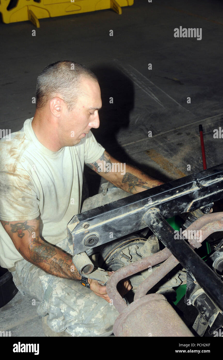 GUANTANAMO Bay a Cuba - Esercito Spc. Joseph Pine riparazioni un ammortizzatore su un Gator a 4 da-4 veicolo, 18 maggio 2010. JTF Guantanamo conduce al sicuro, umano, legale e trasparente di cura e custodia dei detenuti, compresi quelli condannati dalla commissione militare e quelli ordinati rilasciato da un tribunale. La JTF conduce la raccolta di intelligence, analisi e diffusione per la tutela dei detenuti e il personale che lavora in JTF Guantanamo strutture e a sostegno della guerra al terrore. JTF Guantanamo fornisce il supporto per l'Ufficio di commissioni militari, di applicazione della legge e per i crimini di guerra dell'inchiesta Foto Stock