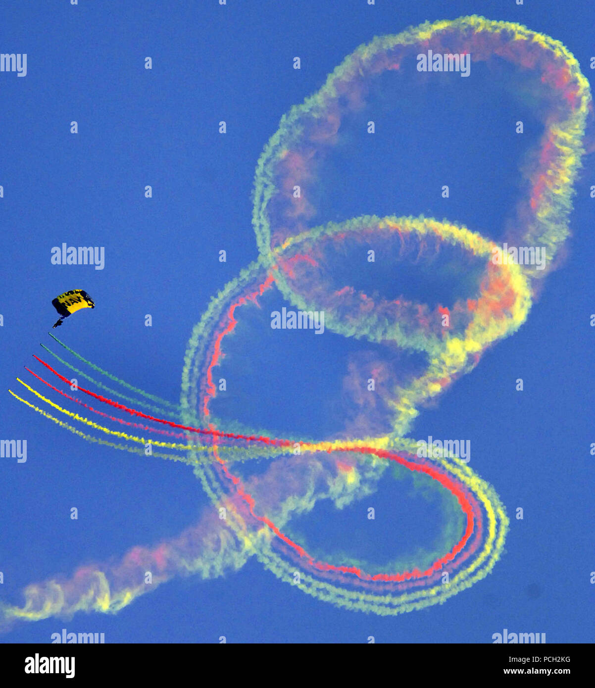 Angeles (ago 6, 2005) - Un membro dell'U.S. Navy Parachute Team, il "Salto rane,' scende oltre il centro cittadino di Los Angles durante il 2005 Extreme Games. Il salto delle Rane" sono a quindici-uomo squadra composta interamente di U.S. Navy SEAL e Special Warfare Combatant-Craft Crewman SWCC (personale). Questo è il secondo anno gli Stati Uniti La marina è stato un socio sponsor dei Giochi di x. Stati Uniti Navy Foto Stock